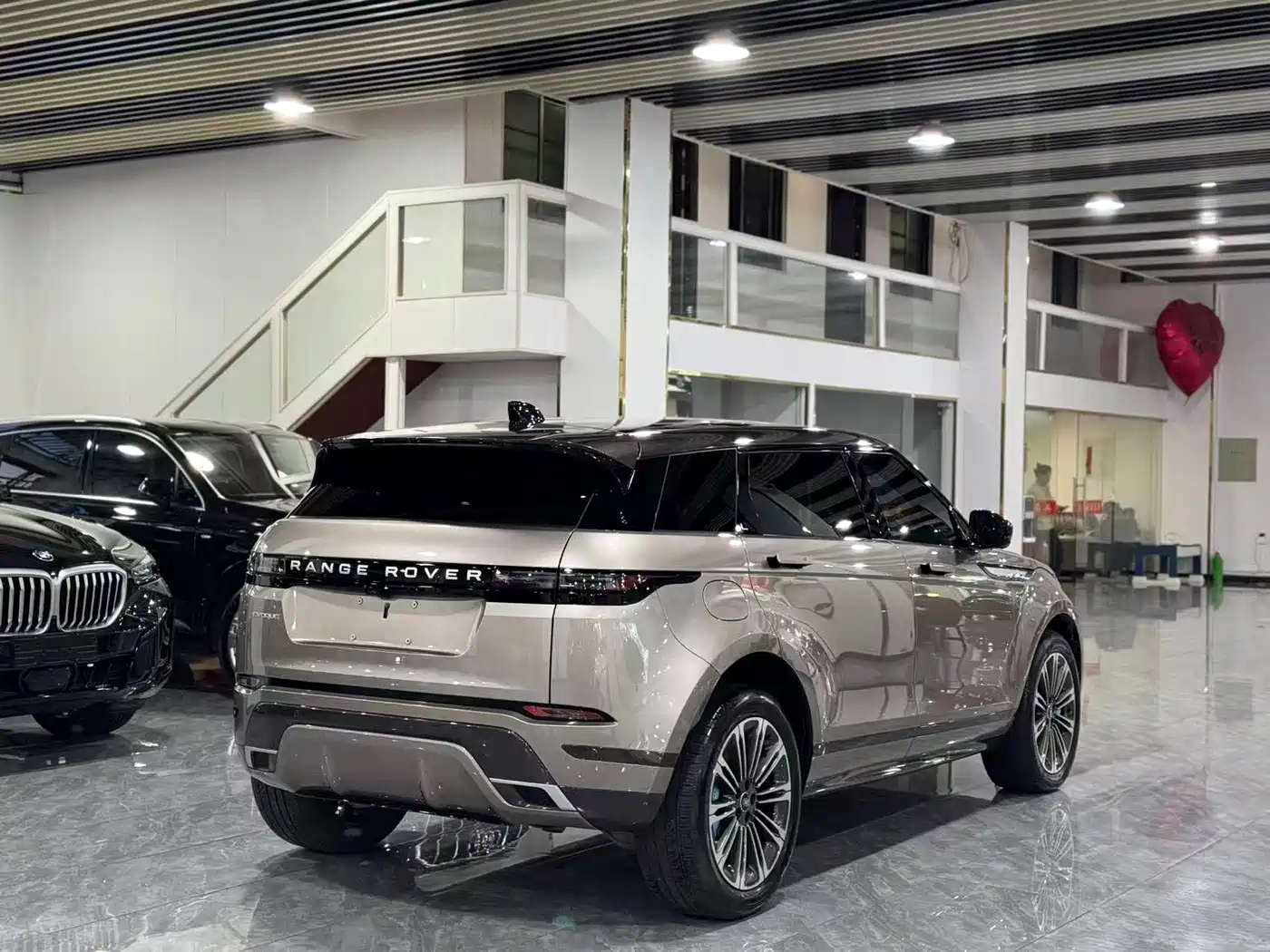 Land Rover Range Rover Evoque 2024 Range Rover Evoque L 249PS Condensed Light Limited Edition фото 18