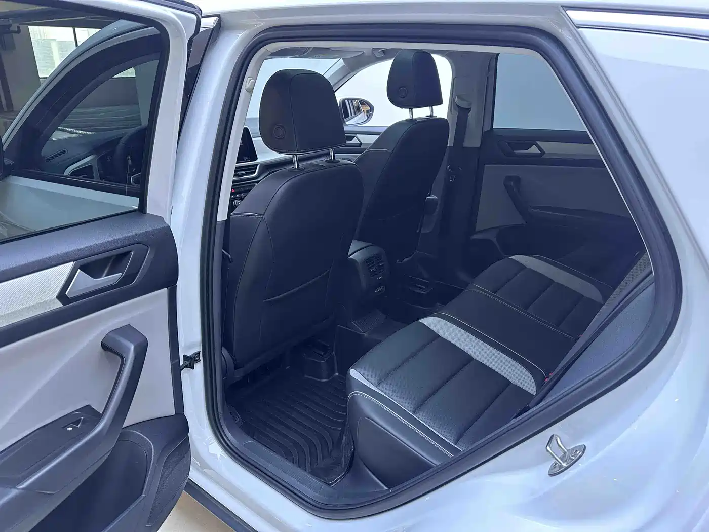VOLKSWAGEN T-ROC EXPLORING SONGS