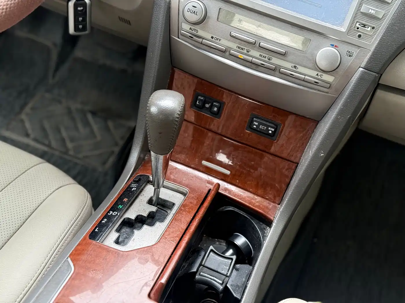 Toyota Camry 2013 200G Classic Luxury Edition фото 9