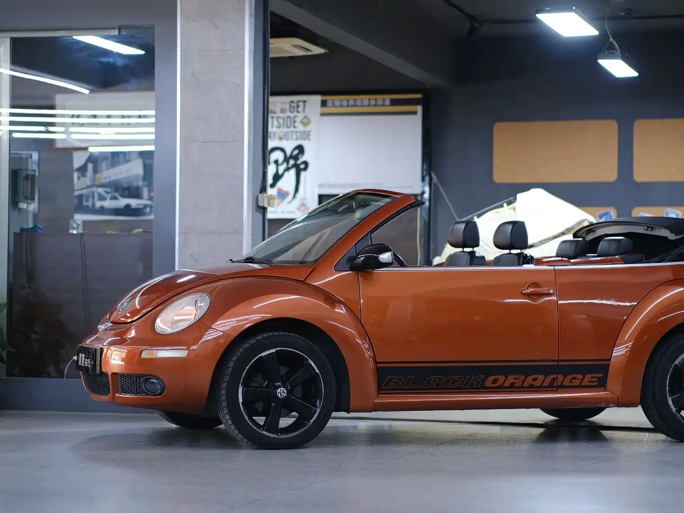 Volkswagen Beetle 2010 Model 2.0 BlackOrange Convertible Luxury Edition фото 3