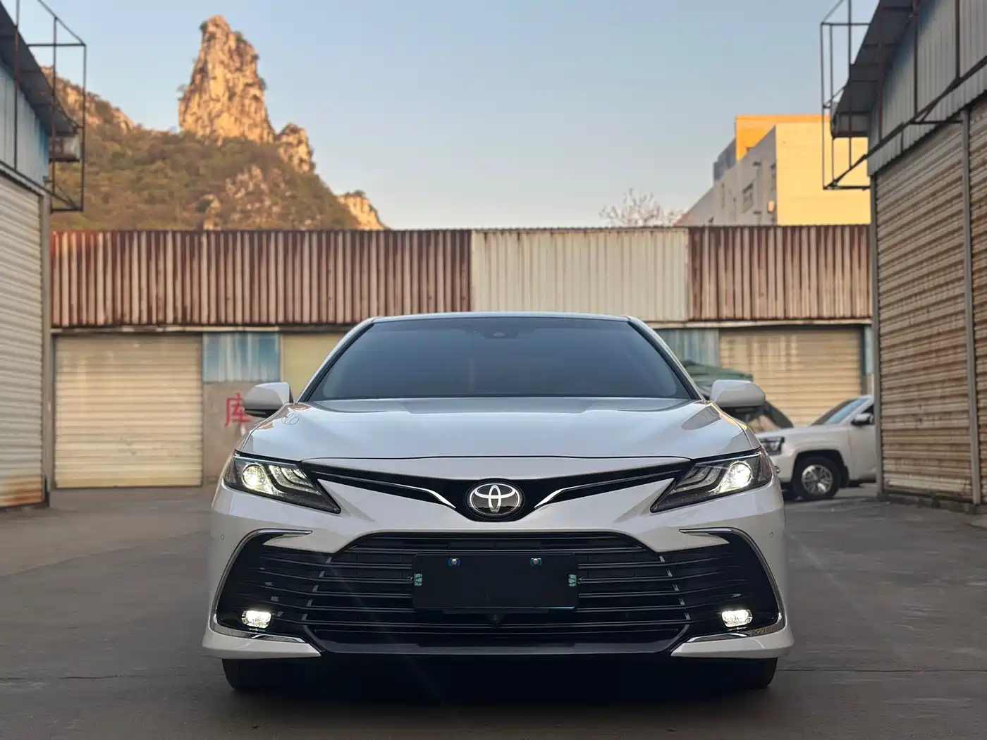 Toyota Camry 2023 2.5G Luxury Edition фото 2