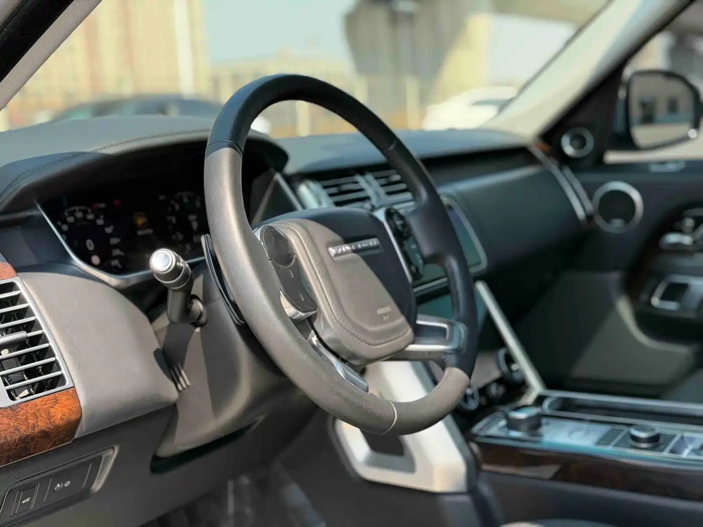 Land Rover Range Rover 2020 3.0 L6 Heritage Extended Edition фото 11