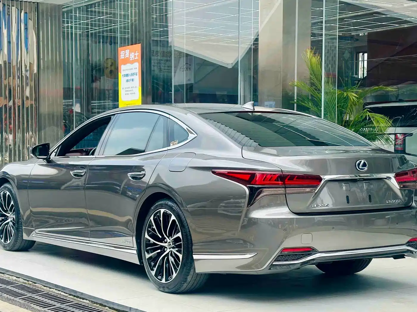 Lexus LS 2021 500h Executive Edition фото 5