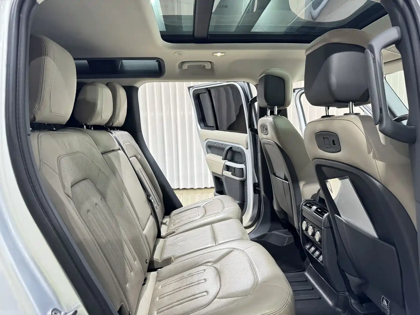 Land Rover Defender 2020 110 P400 Launch Matte Silver Special Package Edition фото 8