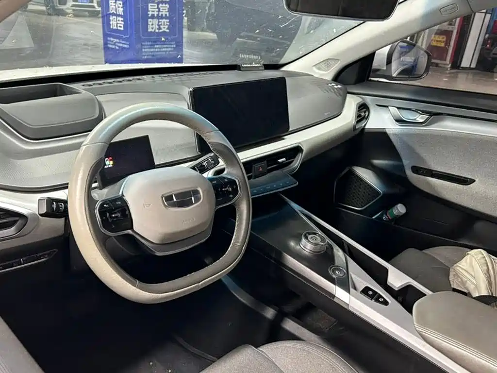 Фото 2 - Geely Geometry A