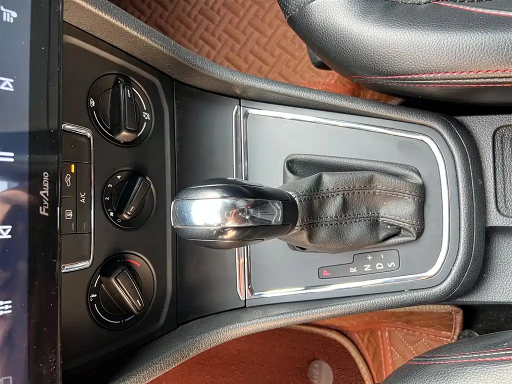 Volkswagen Bora 2017 1.6L Automatic Fashion Edition фото 11