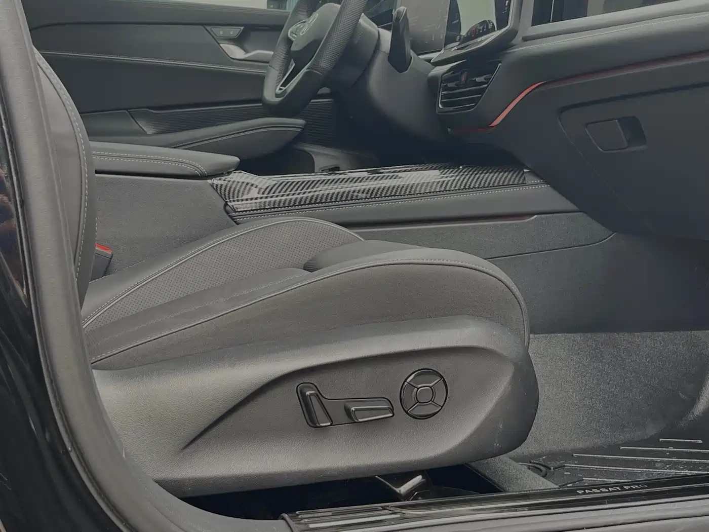 Volkswagen Passat 2025 Pro 380TSI Dragon Fortune Edition фото 39
