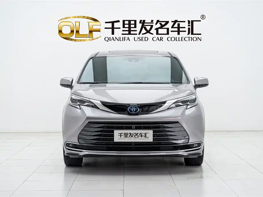 Toyota Sienna 2023 2.5L Hybrid Premium Edition фото 2