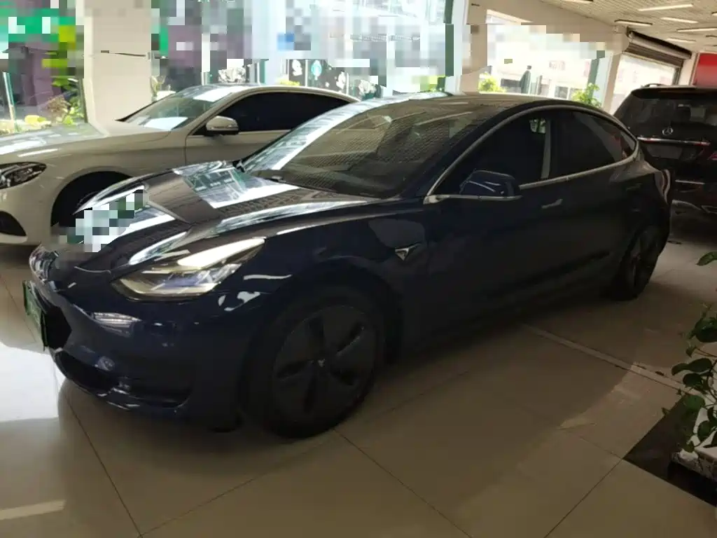Фото 2 - Tesla Model 3