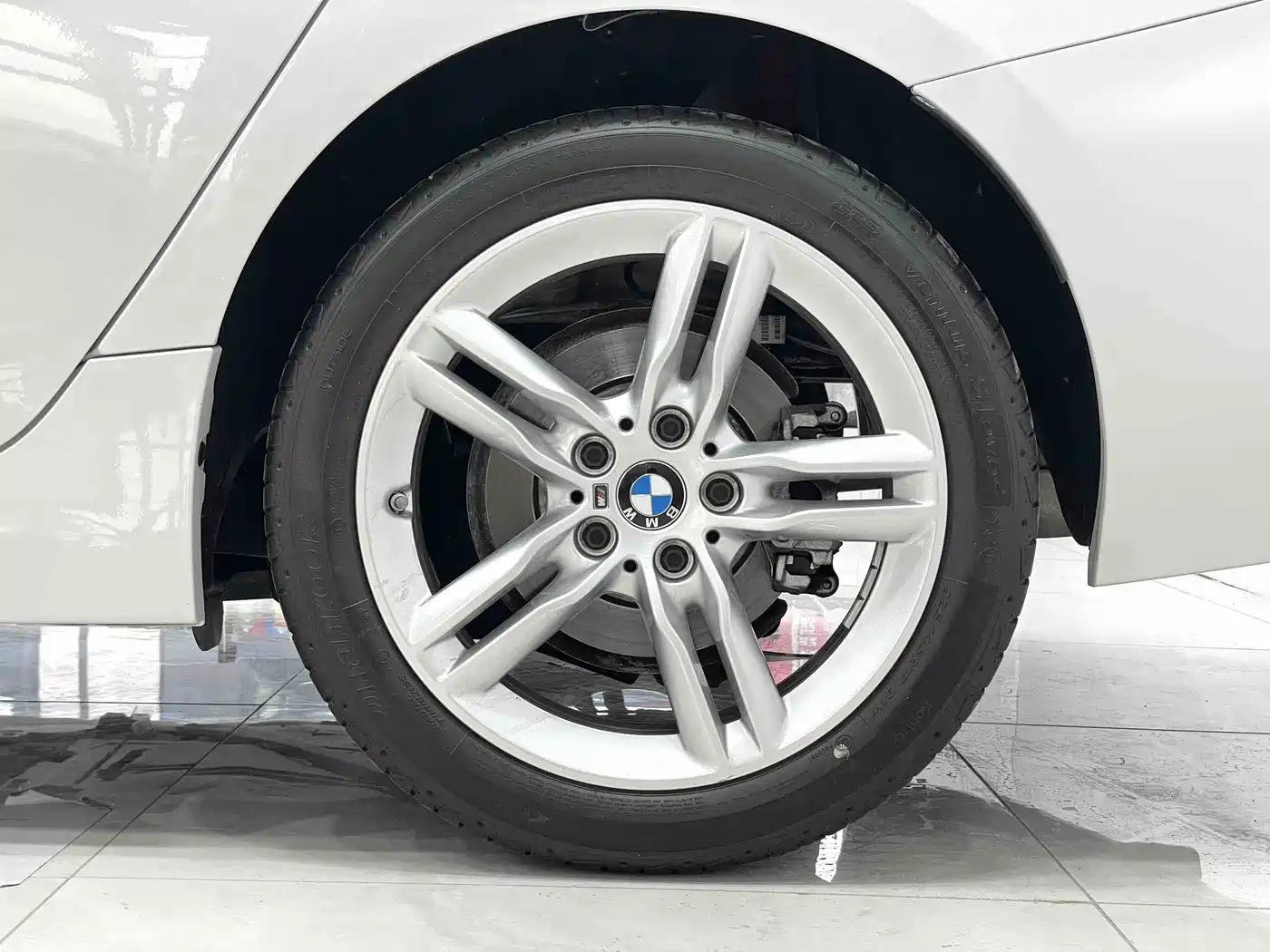 BMW 1 Series 2023 120i M Sport Shadow Edition фото 15