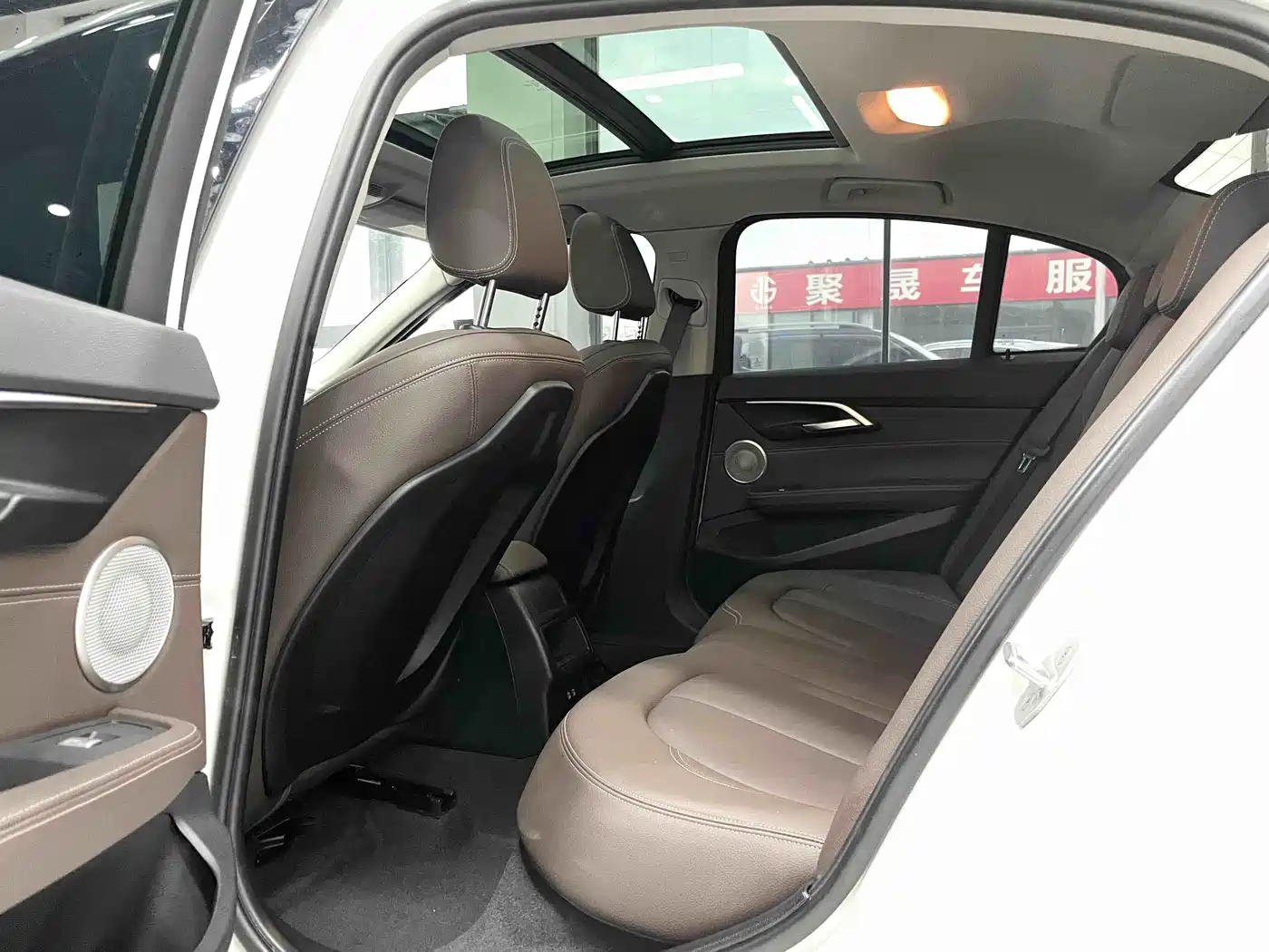 BMW 1 Series 2023 120i M Sport Shadow Edition фото 16