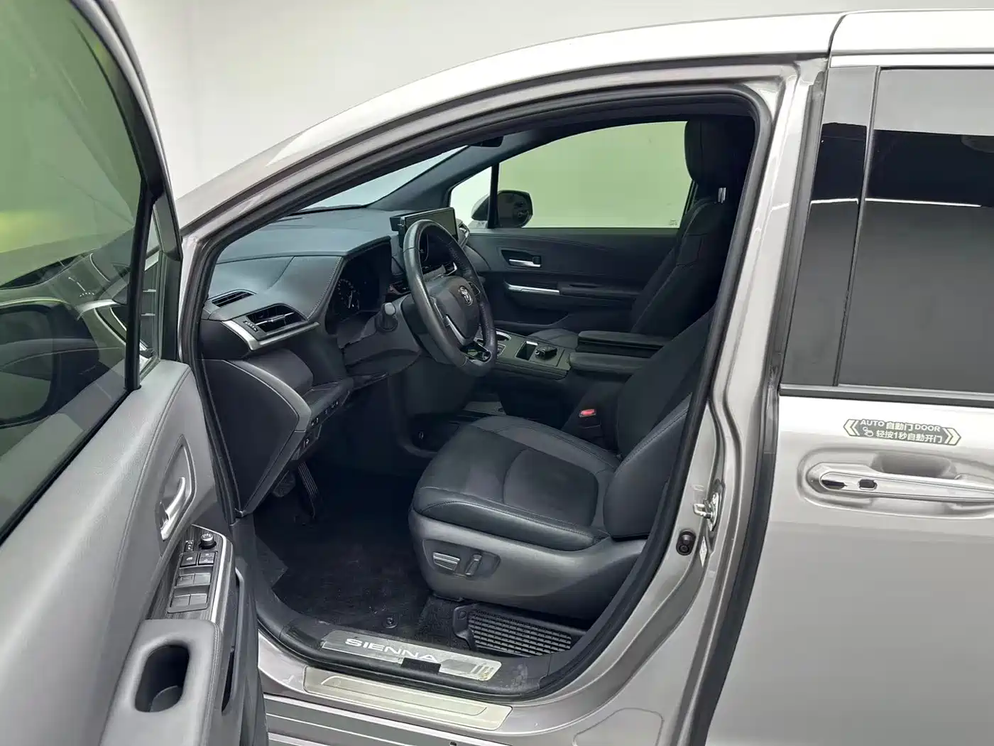 Toyota Sienna 2023 2.5L Hybrid Premium Edition фото 5