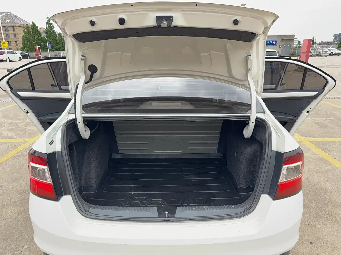 Škoda Rapid 2018 1.6L Automatic Comfort Edition фото 14