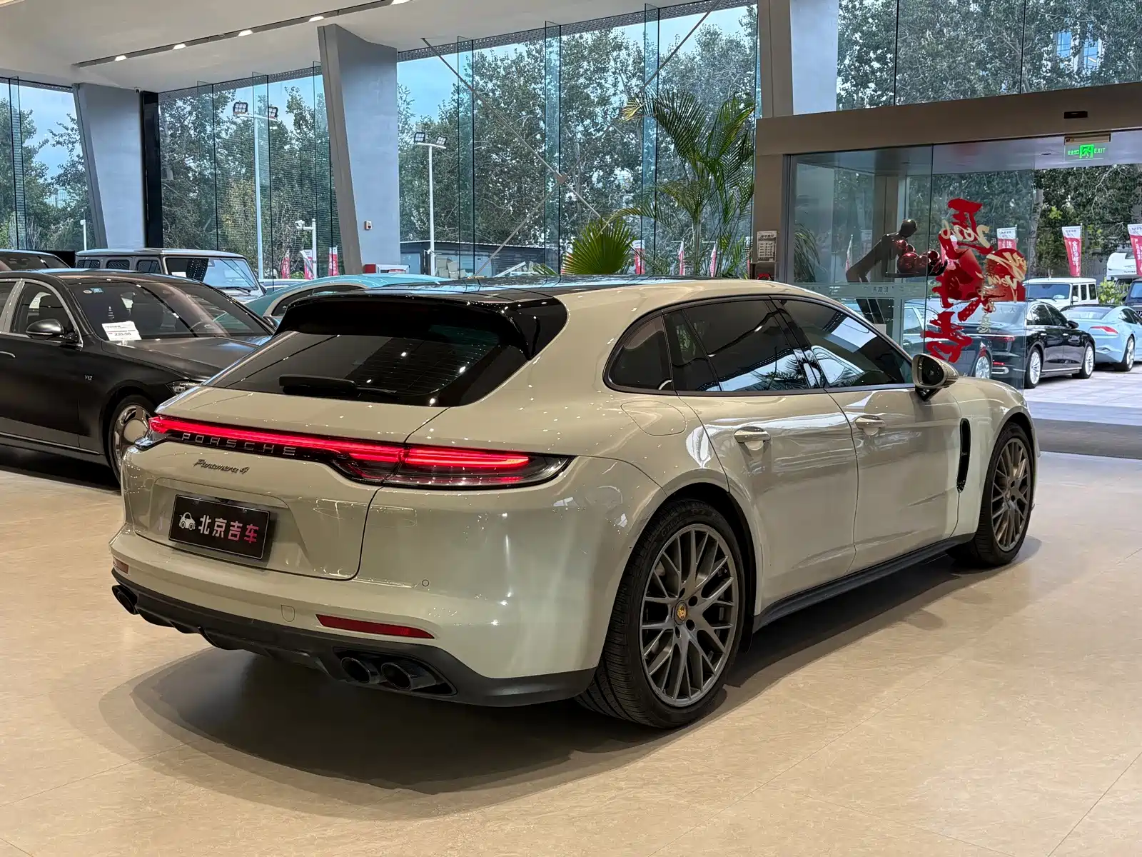 Photo 19 - Porsche Panamera