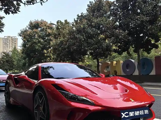 FERRARI F8
