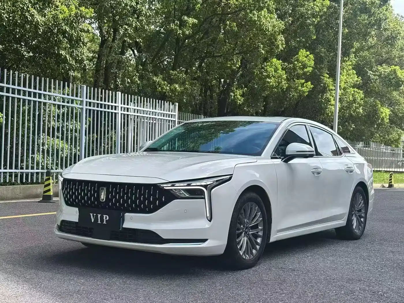 Фото 1 - Besturn B70
