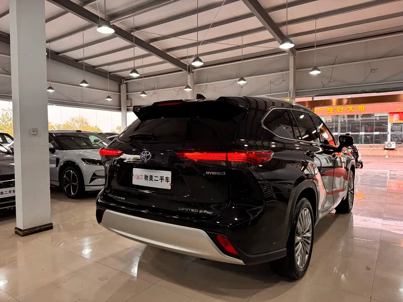 Toyota Highlander 2023 2.5L Smart Hybrid Dual Engine AWD Ultimate 7-Seater фото 4