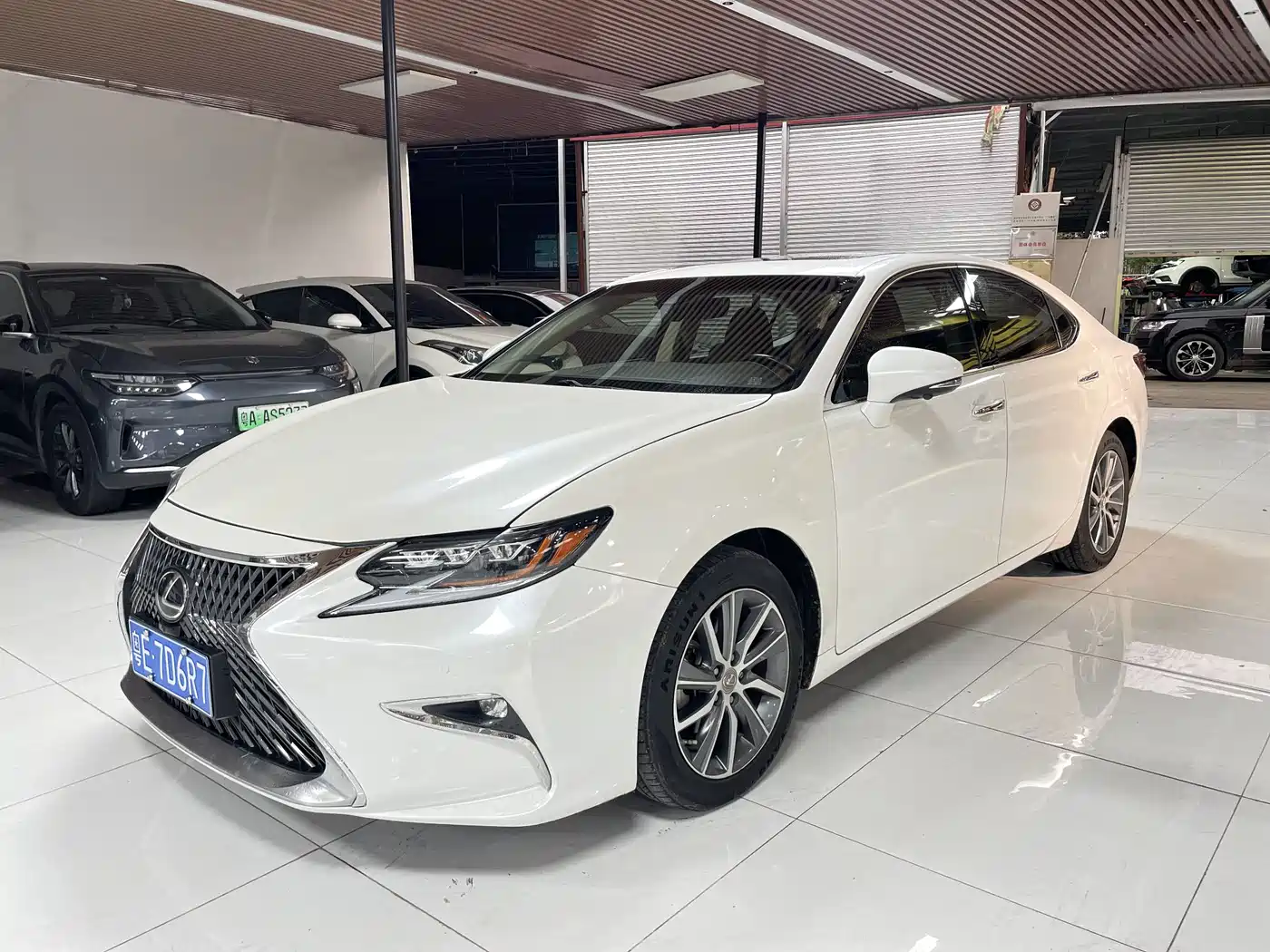 Lexus ES 2017 300h Mark Levinson Comfort Edition