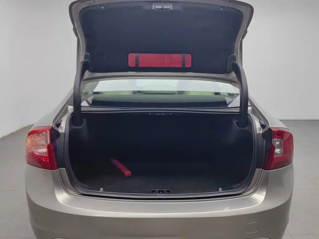 صورة 16 - Volvo S60