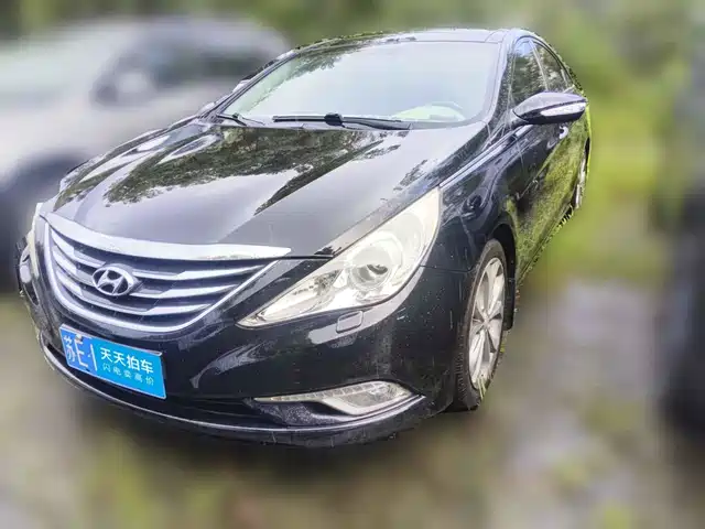 Hyundai Sonata 2013 2.4L Automatic Luxury Edition (China IV) — фото 1