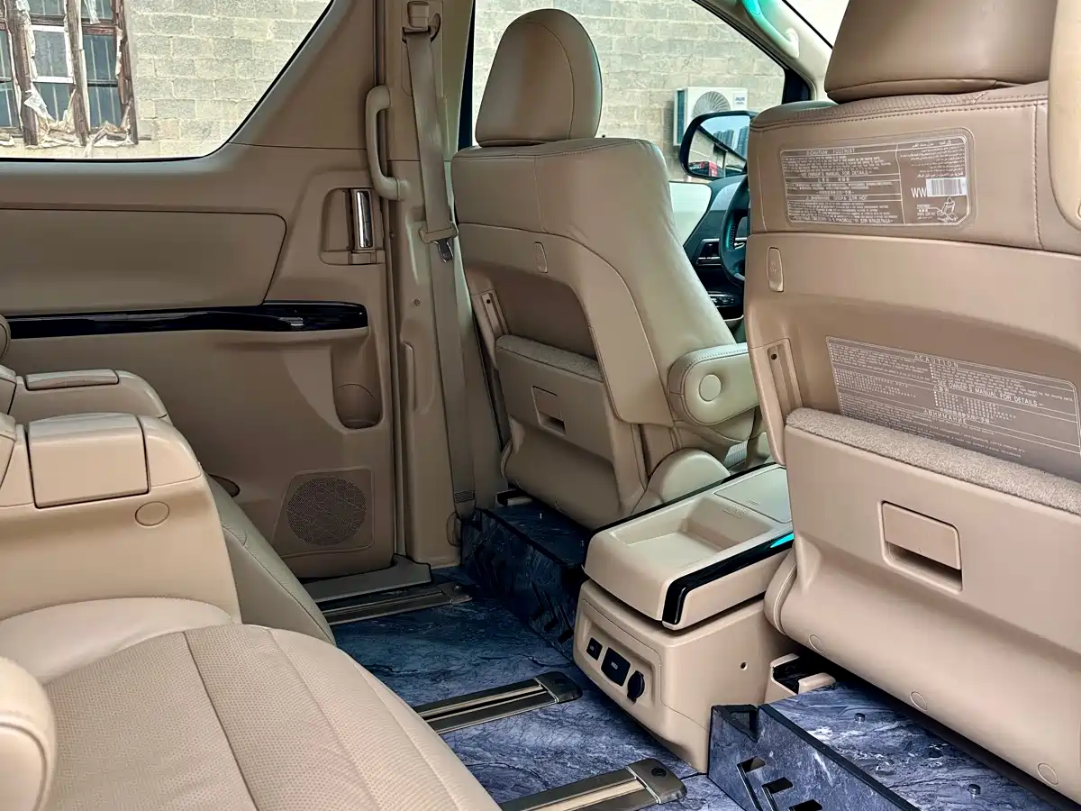 Toyota Alphard фото 13
