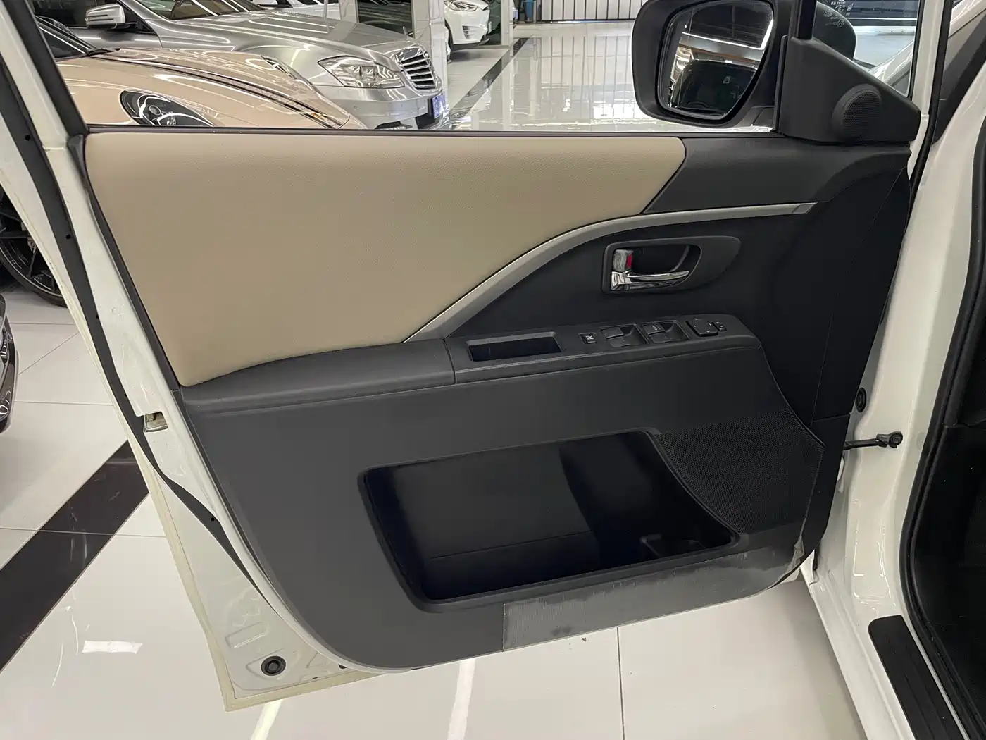 Mazda Mazda5 2013 2013 2.0L Automatic Luxury