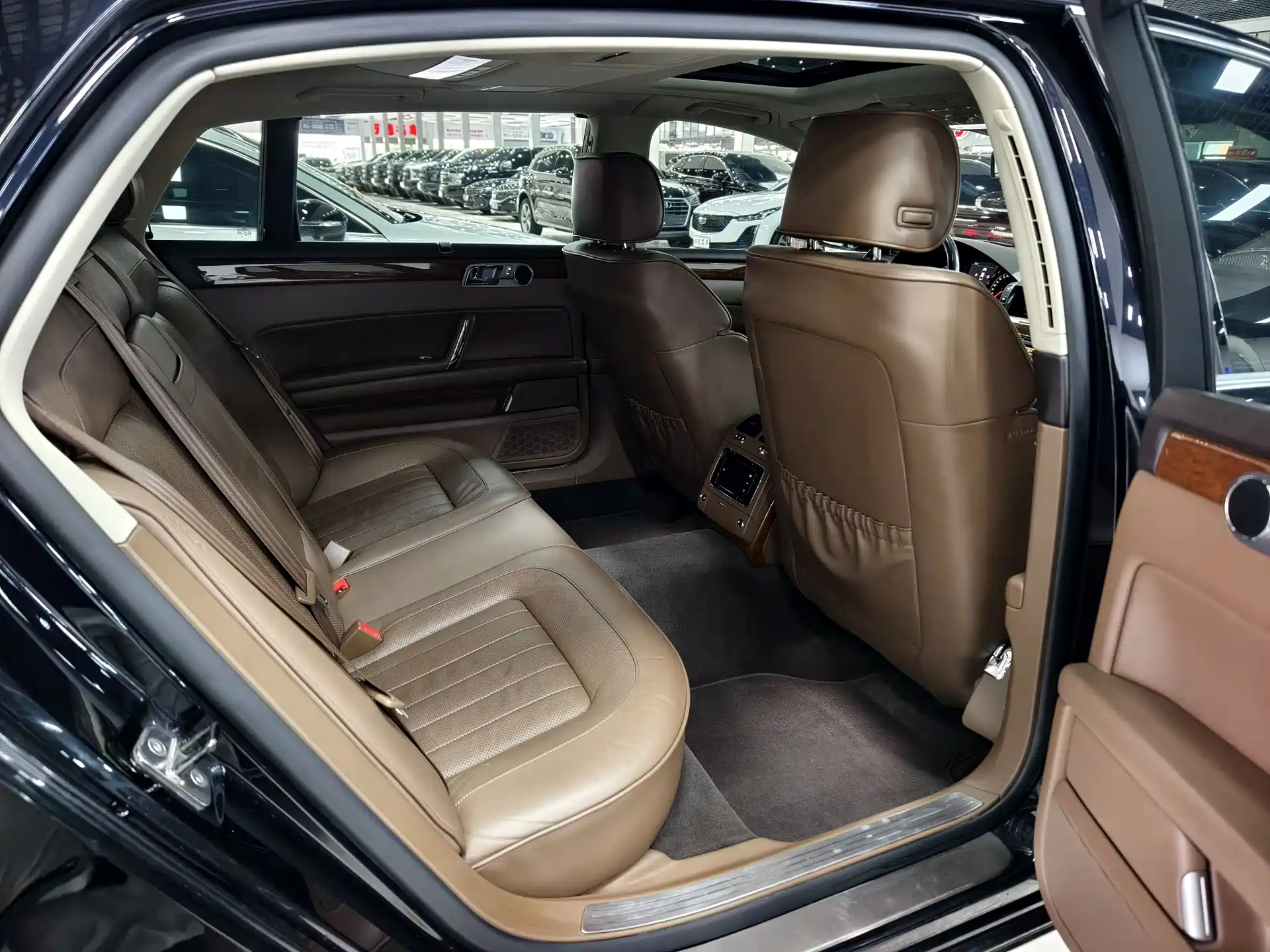 Photo 10 - Volkswagen Phaeton