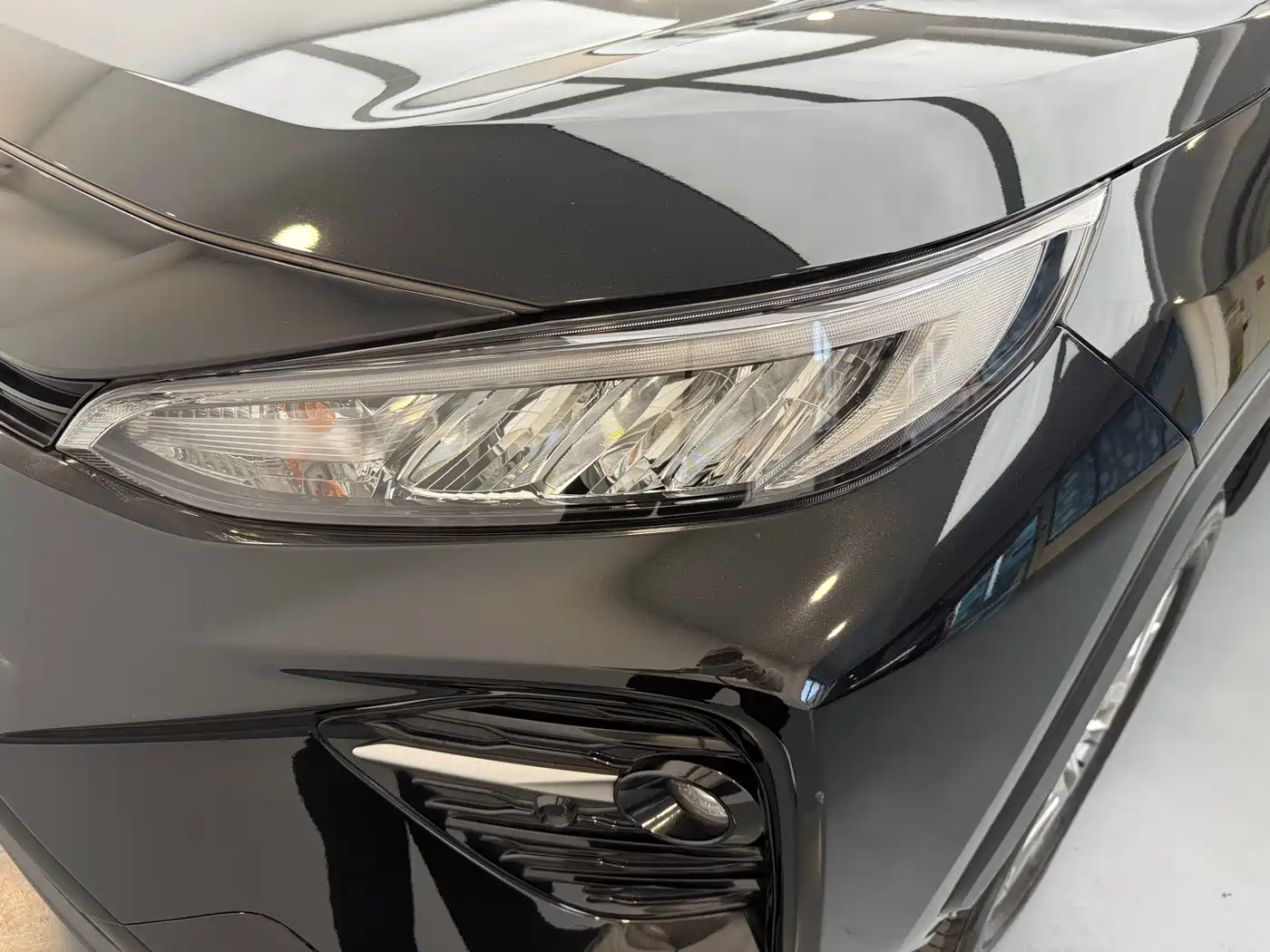 Toyota Wildlander 2023 Hybrid 2.5L E-CVT FWD Urban Edition фото 15