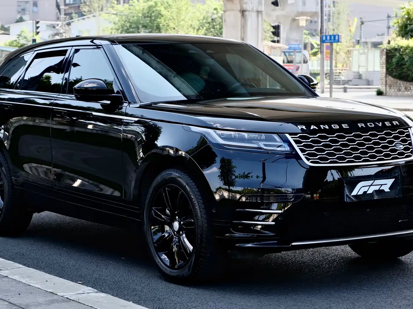 Land Rover Range Rover Velar 2022 250PS Golden Collector's Edition фото 3