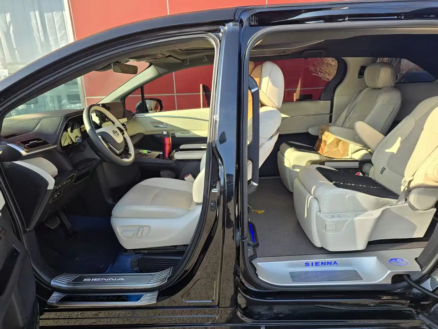 Toyota Sienna 2024 2.5L Hybrid 4WD Premium Edition фото 12