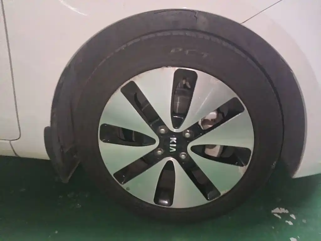 Kia K2 2013 2012 Hatchback 1.6L AT Premium Commemorative Edition