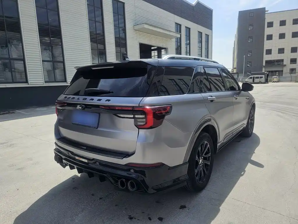 Photo 10 - Ford Explorer