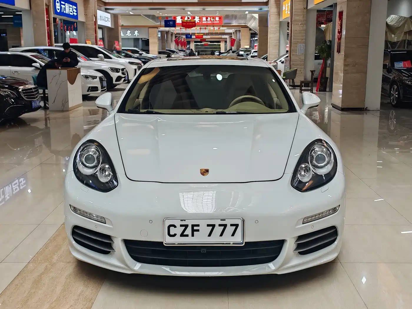 Photo 2 - Porsche Panamera