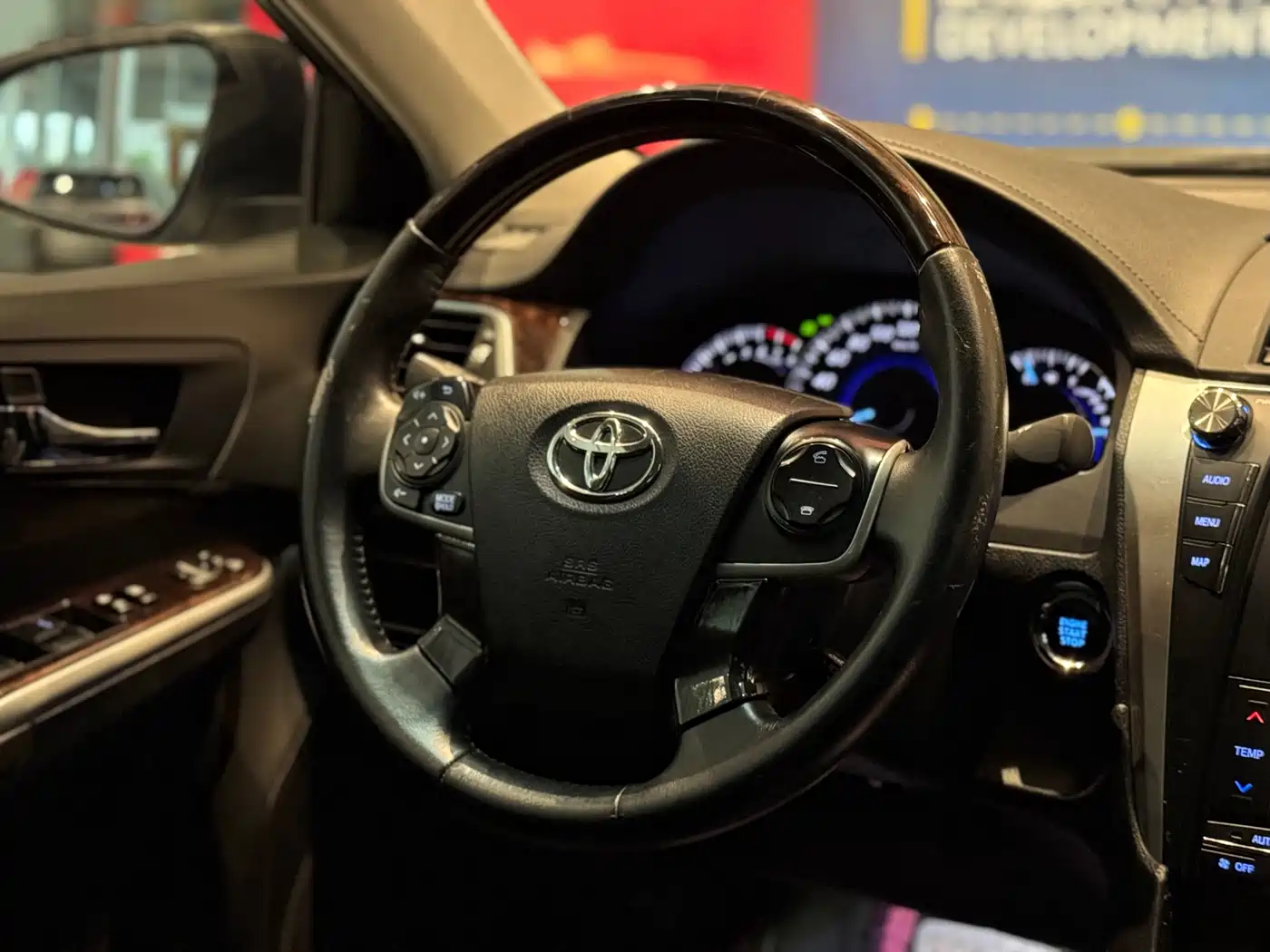 Toyota Camry 2015 2.5G Luxury Navigation Edition фото 16