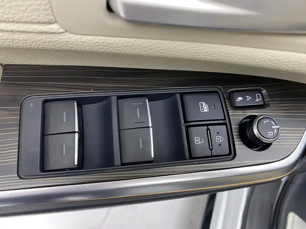 Toyota Sienna 2023 2.5L Hybrid Premium Edition фото 26