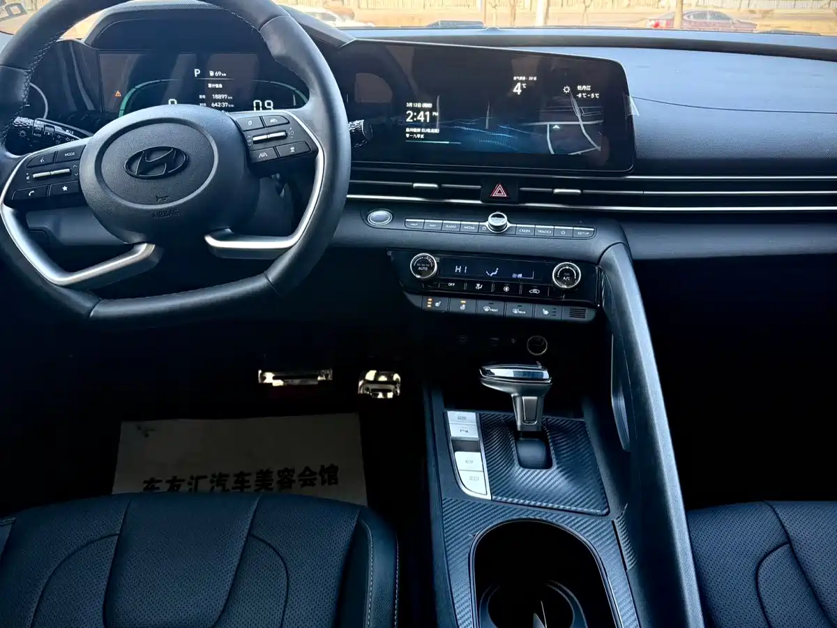 Hyundai Elantra 2023 Model 1.5L CVT LUX Premium Edition фото 22