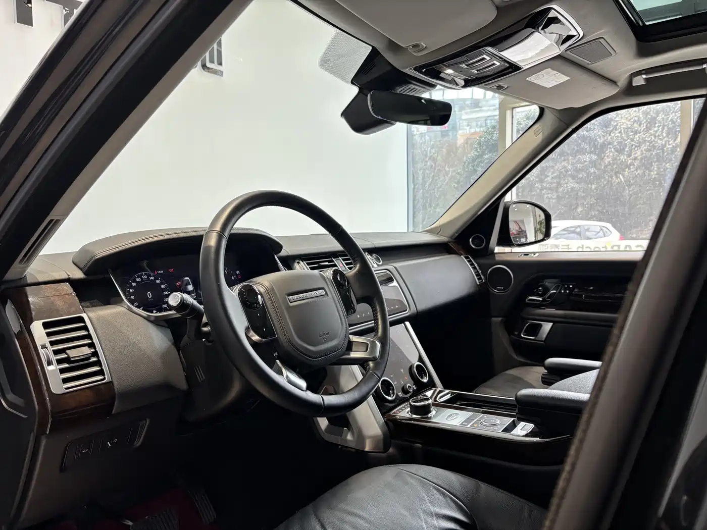 Land Rover Range Rover 2021 3.0 L6 Golden Age Edition фото 12