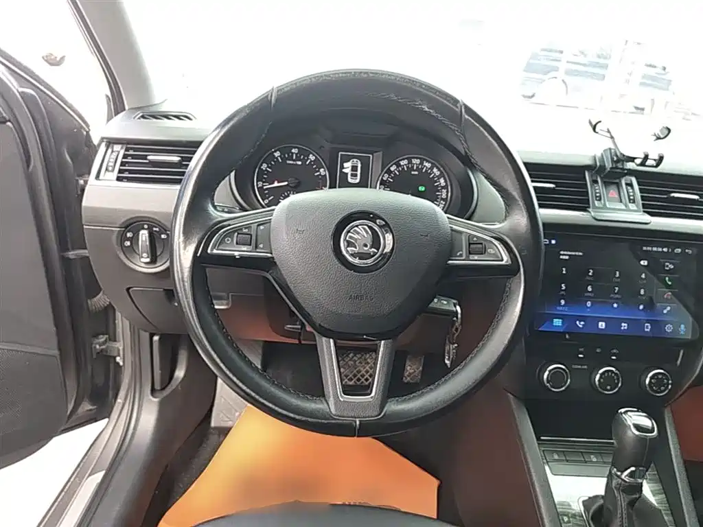 Škoda Octavia 2017 1.6L Automatic Smart Edition фото 11