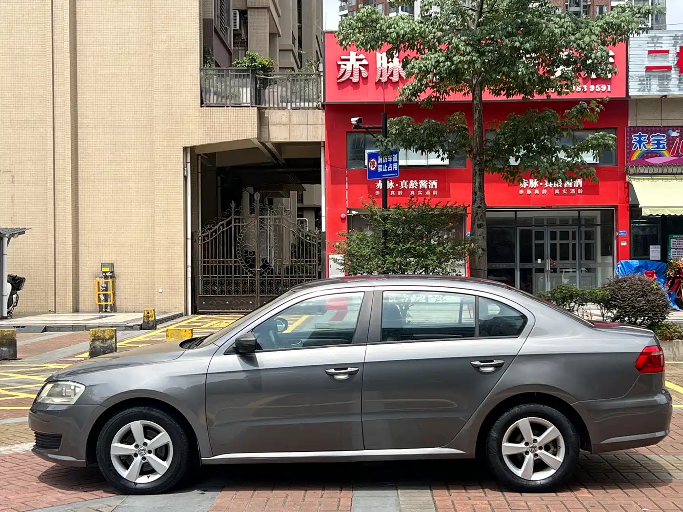 Volkswagen Lavida 2013 1.6L Automatic Trend Edition фото 2