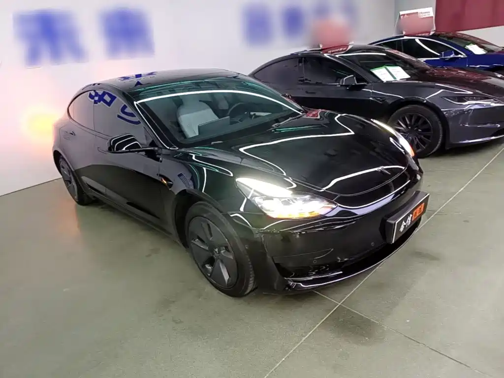 Фото 4 - Tesla Model 3