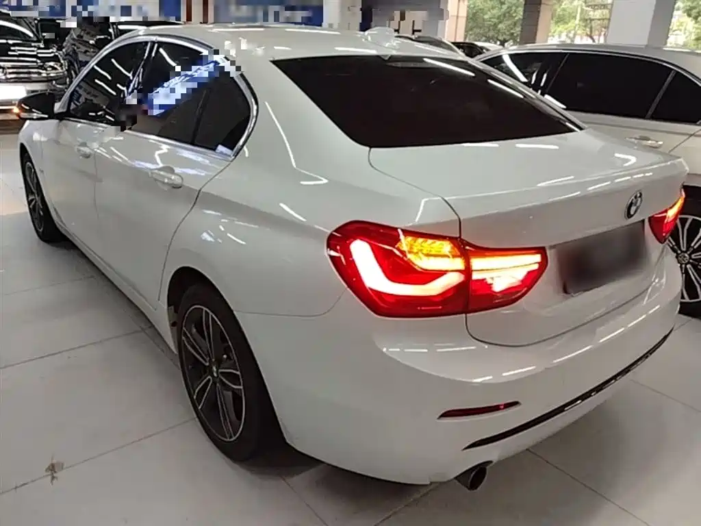 BMW 1 Series 2018 118i Sport Edition фото 5