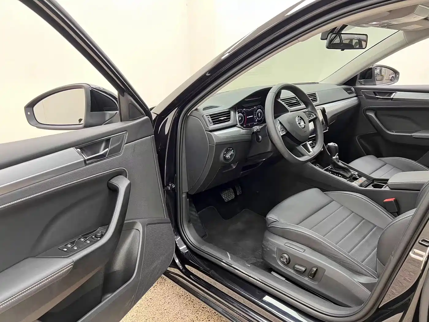 Škoda Superb 2025 Model TSI280 DSG Premium Edition фото 10