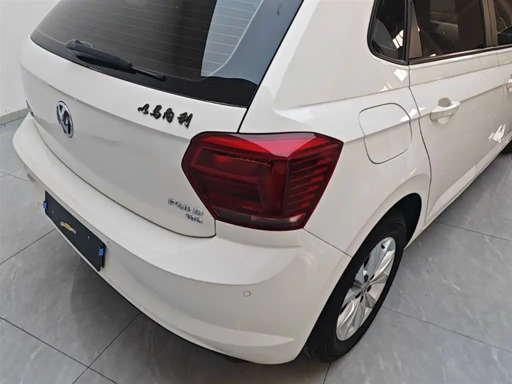 VOLKSWAGEN POLO