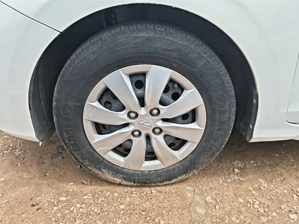 Hyundai Verna 2017 1.4L Manual Renewal Edition China VI фото 23