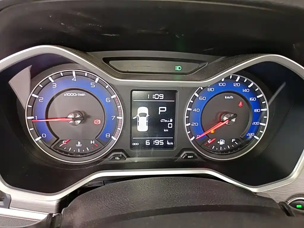 Фото 12 - Geely Vision X3