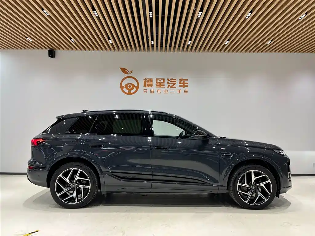 AUDI Q6L E TRON