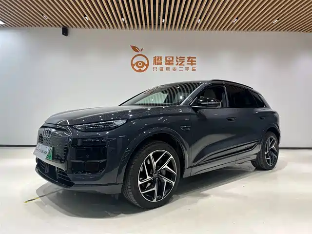 AUDI Q6L E TRON