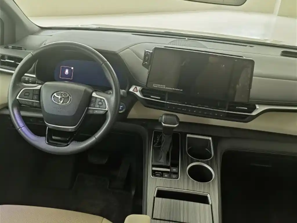Toyota Sienna 2023 2.5L Hybrid Ultimate Edition фото 3