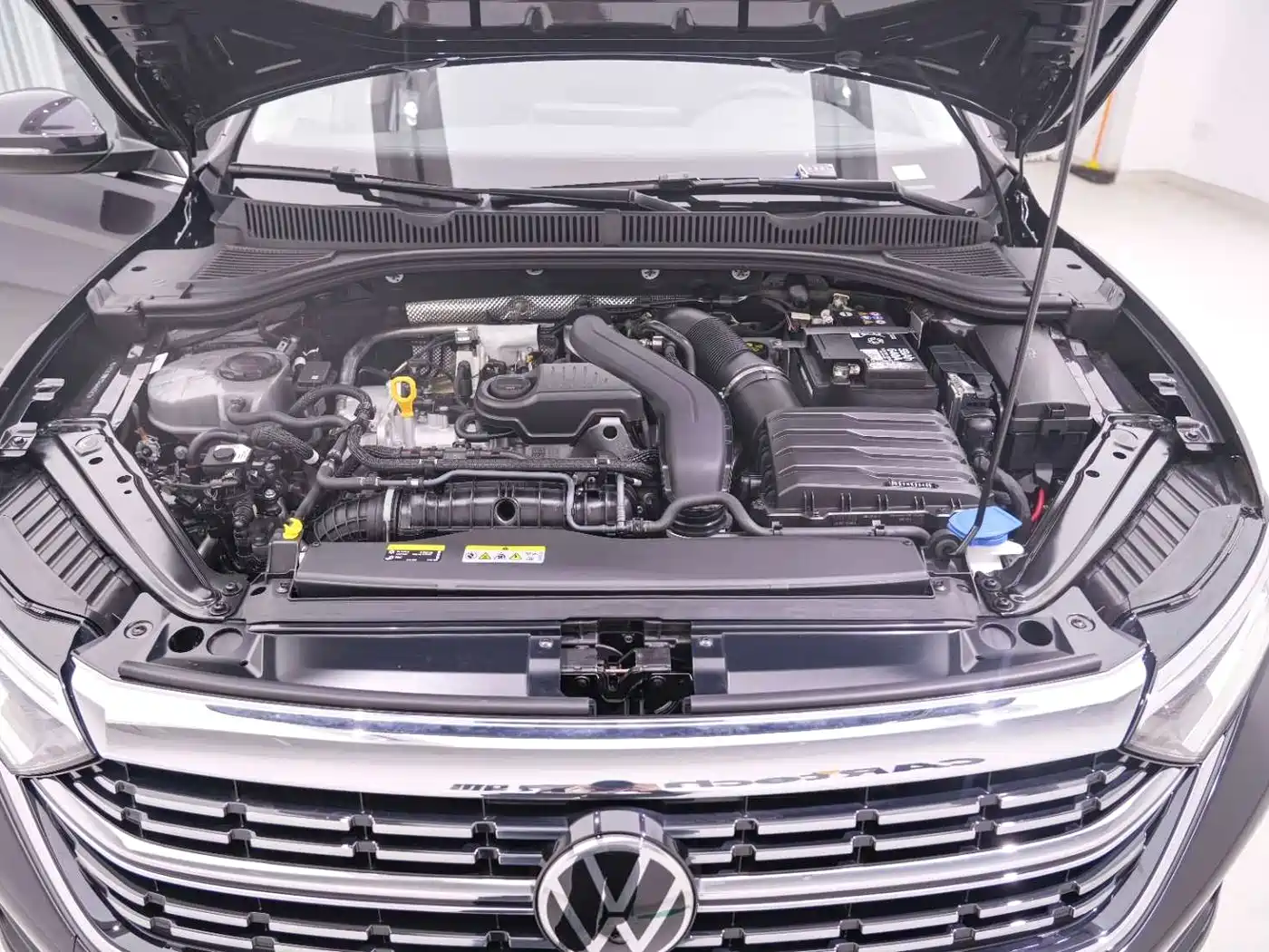 Volkswagen Sagitar 2025 Model Year 3rd Facelift 300TSI DSG Surpassing Edition фото 23