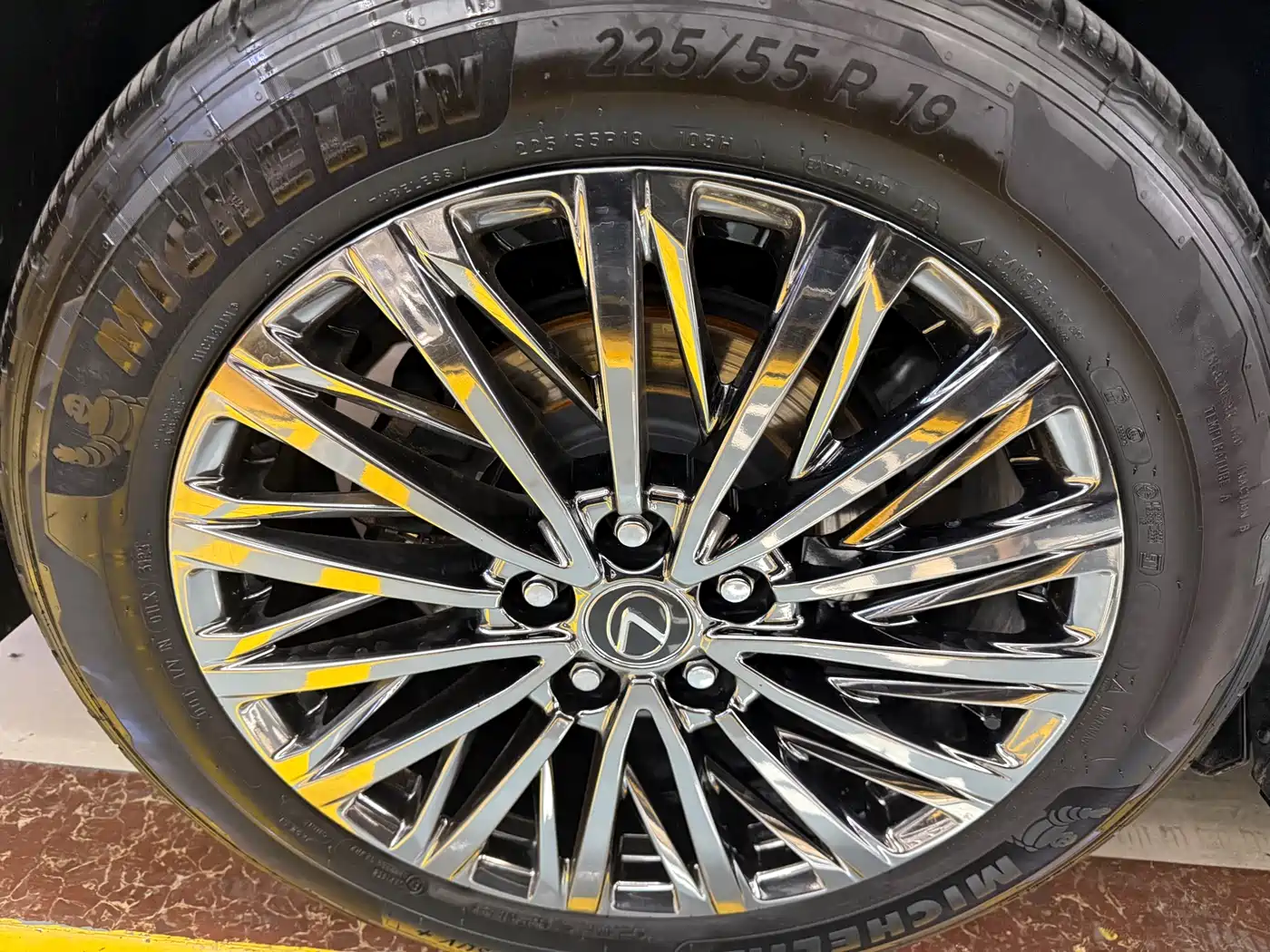 Lexus LM 2023 500h 6-Seater Prestige Edition фото 15